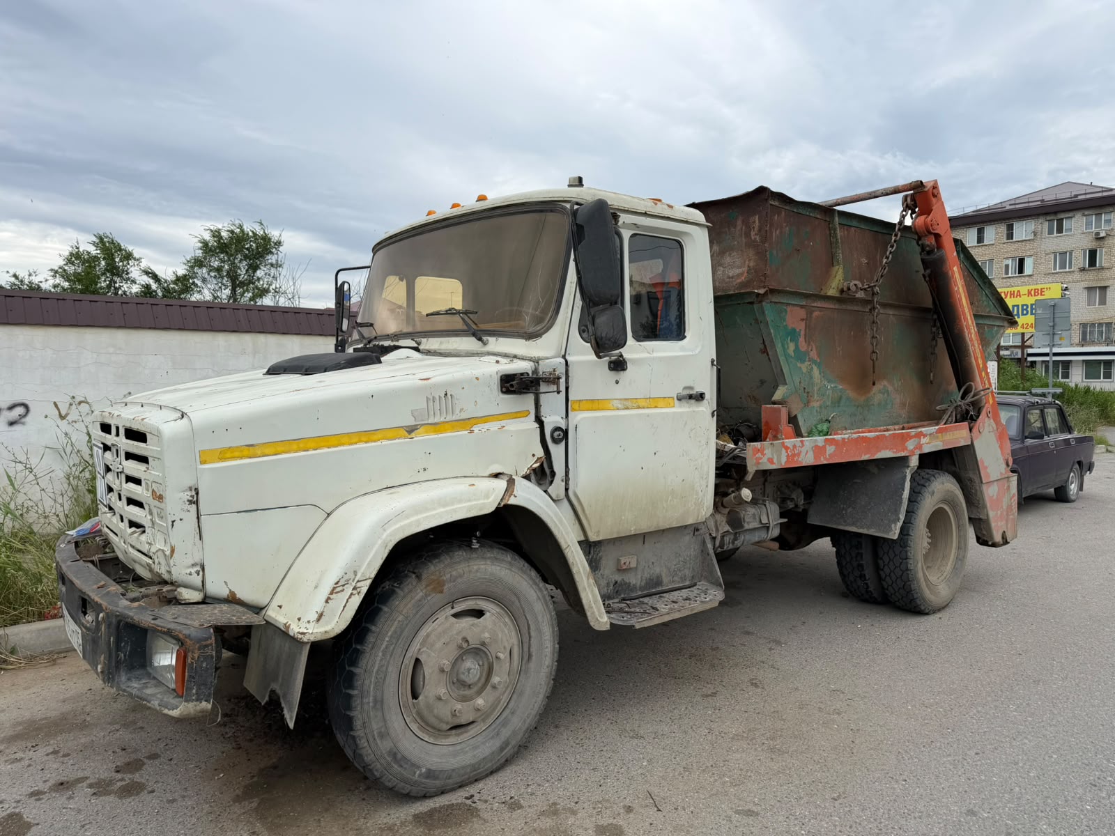 Специализированный автомобиль с системой погрузки контейнера